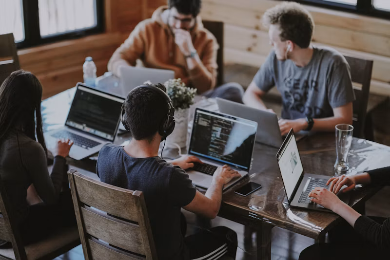 Equipo de consultores contables y tributarios reunidos con clientes en Chile